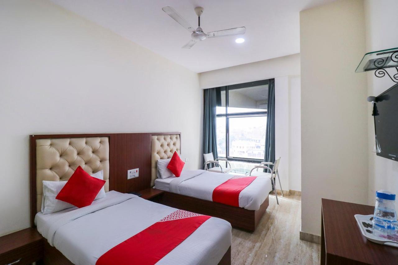 Oyo Flagship 69860 Mastana Palace Hotel Benares Buitenkant foto